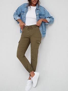 Comfy and stylish joggers for a day out or a night on the town https://whispers-in-the-wind.com/best-fall-outfit-ideas-trendy-and-cozy-autumn-styles/?fall-outfit-ideas-10-trendy-and-cozy-autumn-styles Khaki Slim Fit Pants Women, Slim Cargo Pants Outfit Women, Olive Green Cargo Pants Outfit Summer, Van Life Outfits For Women, Utility Trousers Outfit, Army Green Joggers Outfits, Cuffed Cargo Pants Outfit, Jogger Cargo Pants Outfit, Khaki Trousers Outfit