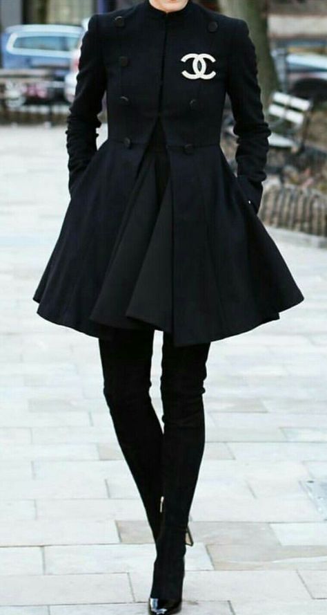 Past season style ideas | Alice & Olivia Coat worn with Chanel Pin. Broche Chanel, Chanel Pins, Chanel Coat, Chanel Fashion Show, Woman In Black, Chanel Outfit, Mode Chanel, Chanel Inspired, Chanel Fashion