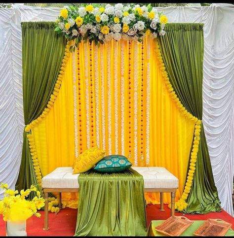 Yellow Haldi Decoration, Mehendi Background Decoration, Simple Holud Stage Decoration At Home, Shadi House Decoration, Diy Haldi Backdrop, Haldi Mehendi Backdrop, Function Background Decoration, Mehendi And Haldi Decor, Mehendi Background Decor