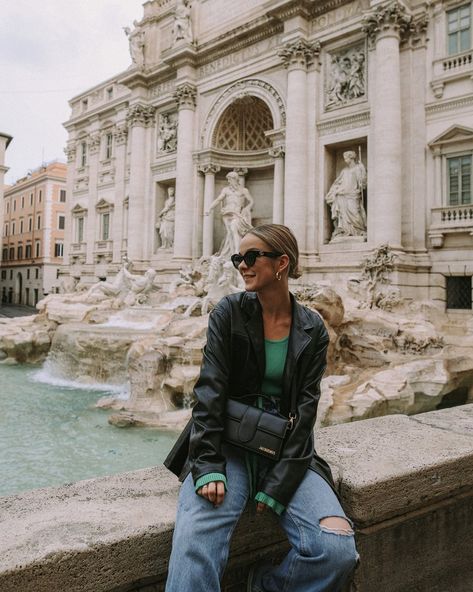 Signe Mengote Trevi Fountain Winter Outfit, Italy Posing Ideas, Italy Photography Aesthetic, Pictures In Rome Ideas, Pictures In Italy Ideas, Rome Outfits Ideas, Rome Italy Poses, Rome Italy Photography Ideas, Photos In Rome Ideas