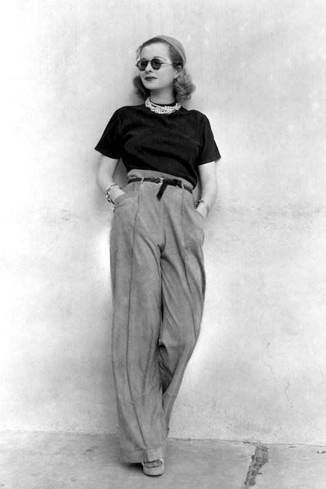 This 1930's Outfit Looks Like It Could Have Been Shot Yesterday Mode Clothes, 1930s Outfits, Public Enemies, Set Photography, Joan Bennett, Mode Retro, Black Tees, New York Vintage, 30s Fashion