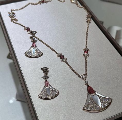 Bvlgari Jewelry Set, Awesome Necklaces, Casual Elegant Style, Bvlgari Jewelry, Pretty Accessories, Anklet Designs, Daisy Jewelry, Expensive Jewelry Luxury, Hand Ring