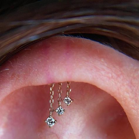 Constellation Piercing Gold, Rod Ear Piercing, Took Piercing Ideas, Rose Gold Piercing Ears, Ear Chandelier Piercing, Floating Ear Piercing, 6 Lobe Piercings, Mixed Metal Curated Ear, Dangling Helix Piercing