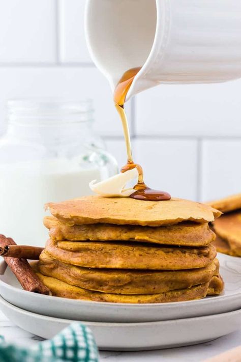 Made with warm, cozy spices and smooth, creamy pumpkin puree are the stars of these delectably fluffy pumpkin pancakes. Mix these fall-favorite ingredients with some pantry staples and in no time, you’ll be enjoying these sweet, aromatic, and comforting pancakes that are simply perfect for a crisp fall morning! American Pancakes Recipe, Healthy Granola Recipes, Sweet Potato Pancakes Recipe, Potato Pancakes Recipe, Oatmeal Ideas, Vegan Banana Pancakes, Maple Sweet Potatoes, Pancake And Waffle, American Pancakes