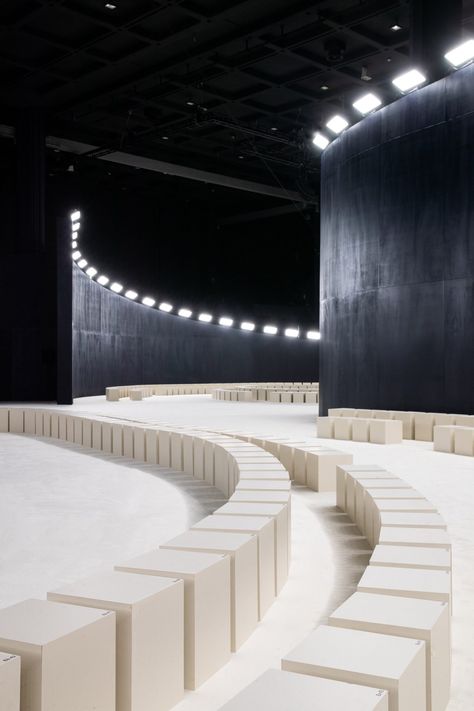 Seven key catwalks and installations from Milan Fashion Week Circular Ceremony, Blue Runway, Exhibition Design Ideas, Fashion Show Stage, Fashion Show Design, Chanel Sport, Fashion Installation, Catwalk Design, Green Terrazzo