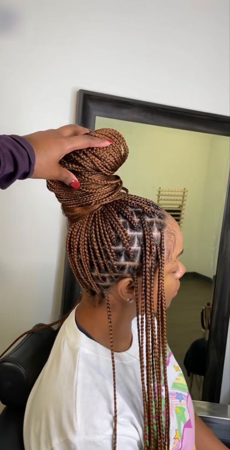 Colored Braids On Black Women, Honey Blonde Box Braids Highlights, Braids Colors For Black Women, Style Medium Knotless Braids, Box Braids Not Knotless, Braids With Knots, Knotless Twist Braids Hairstyles, Colored Braids For Black Women, Knotless Braids Hairstyles With Color