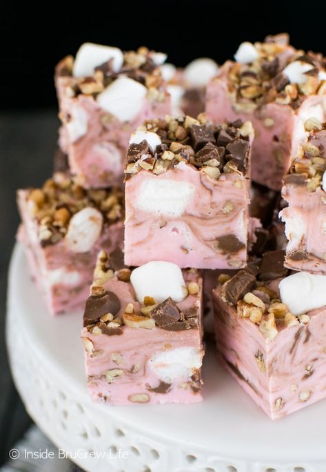 Joululahjat Diy, Rocky Road Fudge, Fudge Dessert, Easy Fudge, Homemade Fudge Recipes, Fudge Recipes Easy, Candy Recipes Homemade, Homemade Fudge, Fudge Easy