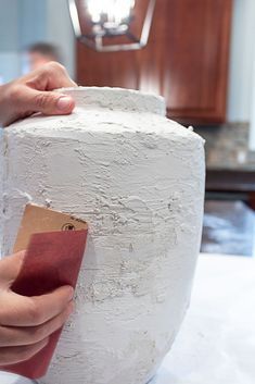 This DIY plaster vase tutorial will give you a high end pottery look on a budget. And get the best tips for working with plaster of paris. Plaster Vase, Do It Yourself Quotes, Høstaktiviteter For Barn, Vase Tutorial, Pottery Barn Lamps, Diy Painted Vases, Vasos Vintage, Paris Crafts, Vase Project