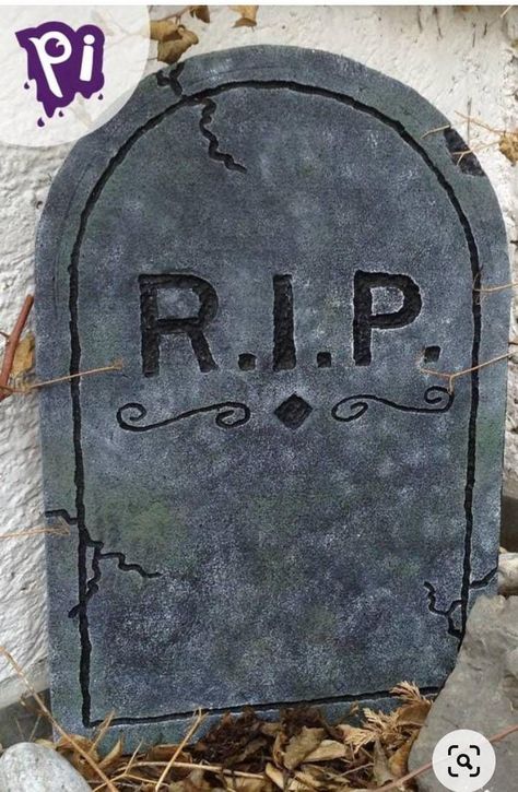 Decoracion Hallowen Ideas, Halloween Tombstones Diy, Halloween Headstone, Adult Halloween Party Decorations, Halloween Gravestones, Scary Halloween Decorations Diy, Bricolage Halloween, Halloween Social, Casa Halloween