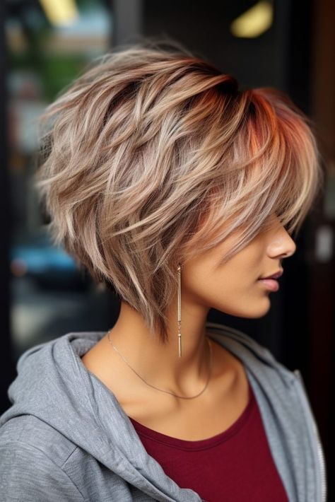 Hairstyles Layered Bob, Pixie Hairstyles Medium Length, Babylights On Short Hair, Med Length Hairstyle Women, Sassy Short Haircuts, Hot Mom Haircut, Short Sassy Hairstyles, Med Hair, Shaggy Bob Hairstyles