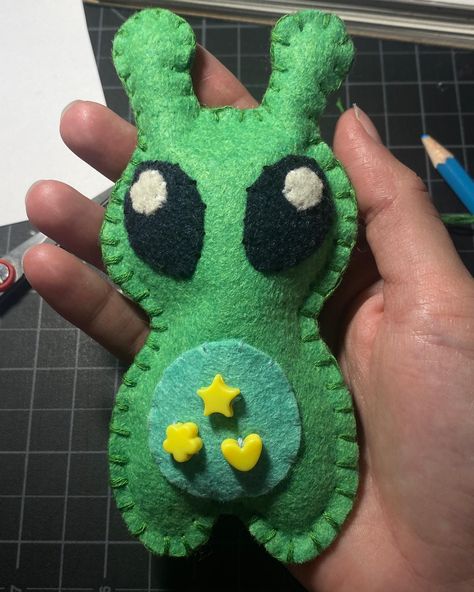 A little plush I made recently! I've been working on a pattern for these little critters called Charm Belly Aliens. They are from a far far away planet and have come to visit Earth. They consume lose beads, charms and tangled jewelry! I can't wait to make more <3 . . . #handmade #handmadecrafts #handmadeplush #handmadestuffedanimal #stuffedanimal #plushie #cuteplushie #cuteart #cuteartist #handsewn #sewing #sewingproject #sewingaddict #sewingpattern #alien #alienart #aliensighting #alienlife ... Alien Plush Pattern, Alien Sewing Pattern, Hand Sewn Plush, Felt Toys Patterns Free, Felt Alien, Alien Plushies, Alien Diy, Felt Charms, Plush Ideas