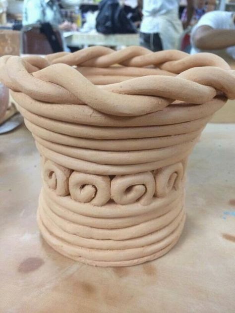 Ceramics : Pretty Coil Pot Coil Pot, Coil Pottery, Slab Ceramics, Coil Pots, Pottery Pots, Beginner Pottery, Arabic Mehndi, Pottery Handbuilding, Tanah Liat