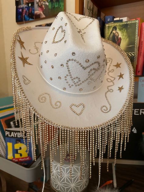 custom made by @theconcertcowgirl on instagram Diy Cowboy Hat Decoration, White Cowboy Hat, Texas Hat, Custom Cowboy Hats, Western Birthday, Taylor Swift Tour Outfits, Bachelorette Party Planning, Taylor Swift Speak Now, Chapeau Cowboy