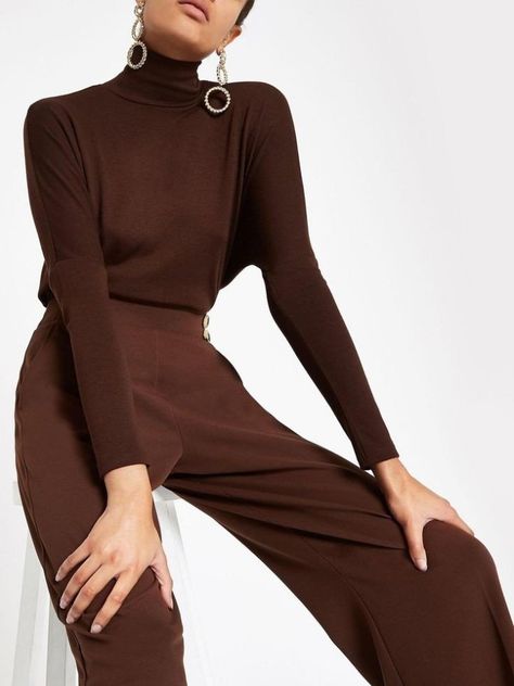 Everything you need to know about monochromatic outfits ♡ – Cecily Brown Top Outfit, Mode Monochrome, Casual Attire For Women, Monochromatic Fashion, Batwing Sleeve Top, Monochromatic Outfit, Monochrome Outfit, Monochrome Fashion, Brown Outfit