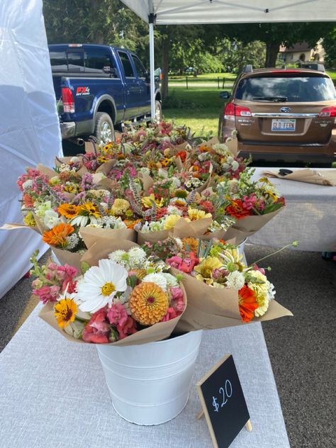 Summer farmers market flowers local aesthetic pretty Farmers Market Flowers Wedding, Farmers Market Tablescape, Farmers Market Floral Display, How To Set Up Farmers Market Table, Flower Stand Farmers Market, Starting A Farmers Market Business, Flowers At Farmers Market, Farmers Market Display Flowers, Farmers Market Bachelorette Party