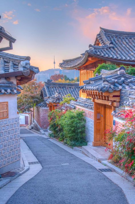 Best Things To Do in Bukchon! 1. Bukchon Hanok Village 2. Gahoe Museum 3. In Our Mansion 4. Kkangtong Mandu Penn Station Nyc, Hanok House, Day Trip To Nyc, Traditional Korean House, Hanok Village, Bukchon Hanok Village, Unique Cafe, Industrial District, Traditional Market