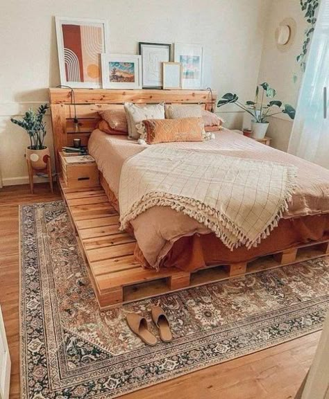 Western Rooms, Interior Boho, Boho Bedroom Design, Western Bedroom Decor, Pallet Bed, Western Bedroom, Dekorasi Kamar Tidur, Redecorate Bedroom, Boho Room