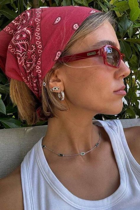 30+ Stylish Bandana and Headscarf Outfit Ideas to Elevate Your Look | Summer Fashion Trends | Accessories Headscarf Outfit, 80s Street Style, Bandana Hairstyles Short, Bandana Outfit, Sustainable Sunglasses, Night Festival, Cottagecore Vibes, Look Summer, Bandana Styles