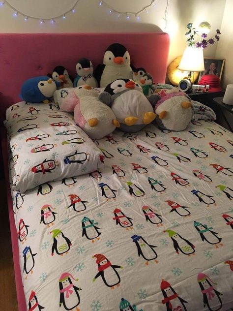 Penguin Bedroom, Penguin Room, All About Penguins, Penguins And Polar Bears, Penguin Love, Girl’s Room, Favourite Characters, Baby Penguins, Cute Bedroom Decor