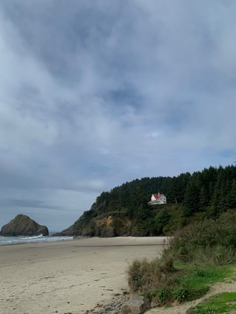 #coastal #coastalhome #oregon #oregonroadtrip #aesthetic #roadtrip #lighthouse #beach #pinterest #aesthetic Oregon Cottage, Oregon Aesthetic House, House In Oregon, Portland Aesthetic, Oregon Houses, Oregon Homes, Oregon Summer, Oregon Beach, Oregon Coast House