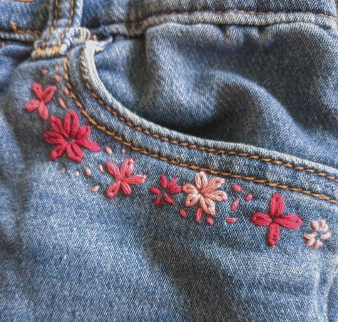 Embroidered Jeans Hearts, Back Pocket Jeans Embroidery, Jean Flower Embroidery, Jean Embroidery Flowers, Easy Jeans Embroidery, Heart Embroidered Jeans, Jeans Jacket Embroidery Ideas, Cute Embroidery On Jeans, Cute Diy Clothes Ideas