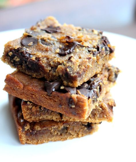 Chocolate Chip Chickpea Blondies with Sea Salt {vegan, gluten-free & healthy} I'm a tiny bit reserved about these. Please don't taste like chickpeas! At all! Chickpea Blondies, Chocolate Chip Blondies, Ambitious Kitchen, Chick Pea, Desserts Vegan, Flourless Chocolate, God Mat, Healthy Gluten Free, Vegan Sweets