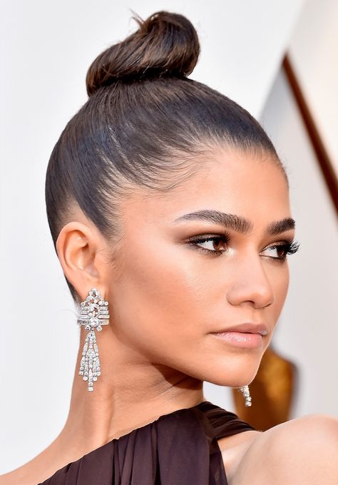 Celebrities Jewelry, Zendaya Makeup, Stars D'hollywood, Red Carpet Jewelry, Celebrity Makeup Looks, Bling Ring, Trendy Glasses, Celebrity Jewelry, Big Jewelry