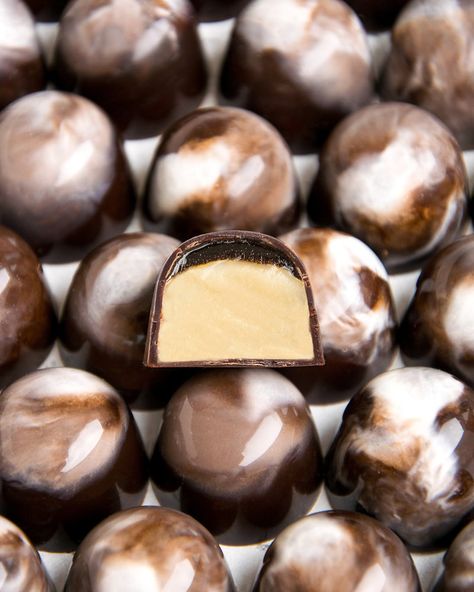 Bonbon Filling, Baileys Flavor, Bonbon Recipe, Futuristic Food, Chocolate Bonbons Recipe, Bon Bons Recipe, Oatmeal Granola, Baileys Coffee, Praline Recipe