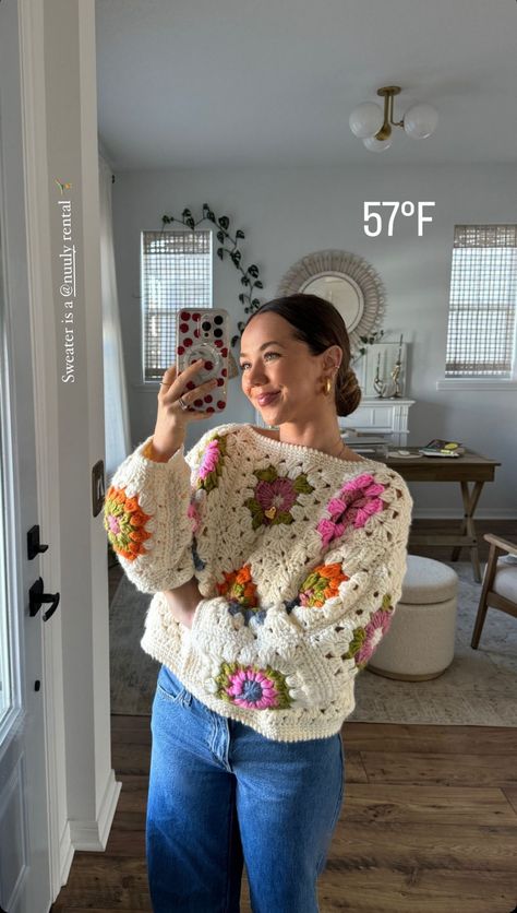 Allison Bickerstaff Allison Bickerstaff Outfits, Allison Bickerstaff Style, Crochet Business Casual, Allison Bickerstaff, Winter Crochet Ideas, Winter Crochet Hat, Crochet Scarf Patterns, Crochet Hat Patterns, Chunky Crochet Blanket