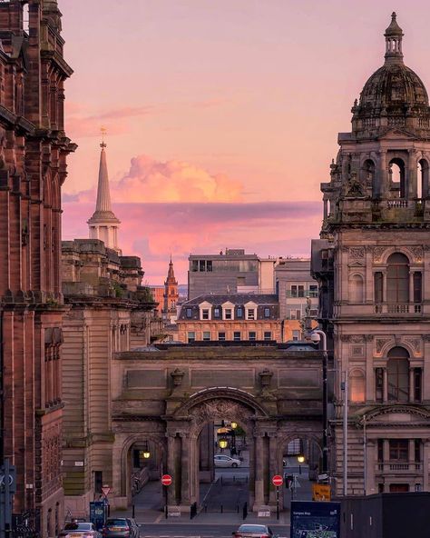 Glasgow looking pretty in pink 💕 What a charming shot of John Street & the Glasgow City Chambers by @a.scotgarians.journey! 📷 #Glasgow… Glasgow City Chambers, Glasgow Aesthetic, Glasgow Photography, Glasgow Travel, Scotland Aesthetic, Glasgow University, Glasgow City, Glasgow Scotland, Travel Outdoors