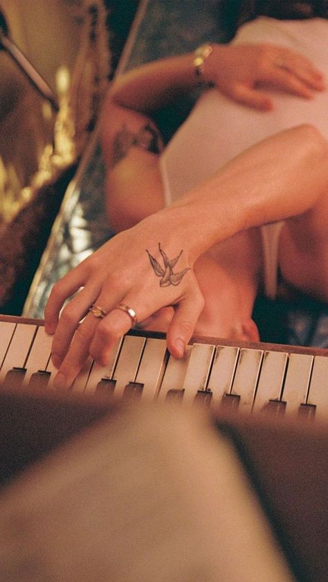 Shane Mendes, Shawn Mendes Lockscreen, Shawn Mendes Wallpaper, Shawn Mendes, Piano, Wonder, Tattoos