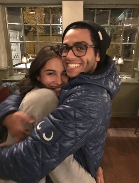 Aladdin: Behind the Scenes 🎬💕 Mena Massoud hugging Naomi Scott Mena Massoud And Naomi Scott, Aladdin Cast, Aladdin Film, Aladdin Live Action, Aladdin Wallpaper, Aladdin Live, Mena Massoud, Aladdin 2019, Avatar Art