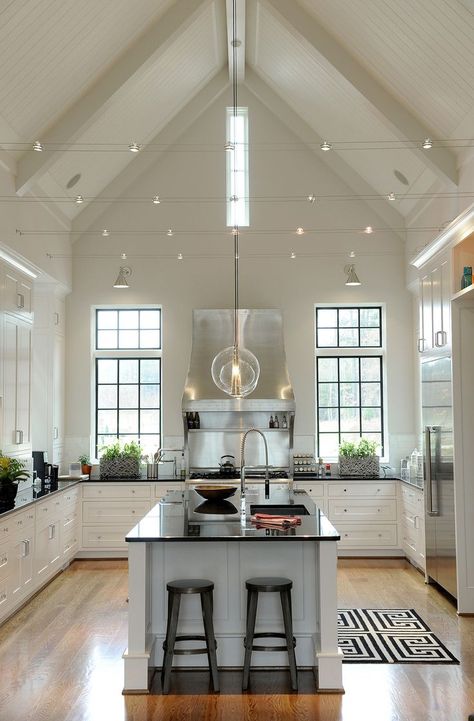 Modern track lighting is interesting Ceiling Solutions, Kabinet Dapur, Kitchen Ceiling, Large Kitchen, Vaulted Ceiling, Style At Home, White Cabinets, Beautiful Kitchens, Home Fashion