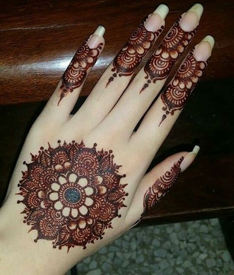 Eid Back Of The Hand Mehndi Design Mehndi Designs Finger, Round Mehndi Design, Tato Henna, Finger Henna Designs, Henna Tattoo Hand, Full Hand Mehndi, Tattoo Trend, Henna Art Designs, Simple Henna Tattoo