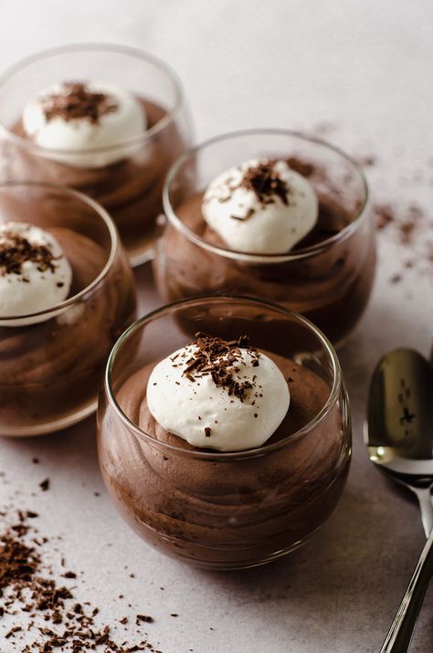 Easy Chocolate Mousse Quick Chocolate Mousse, Sweet Shots, Easy Chocolate Mousse, Chocolate Whipped Cream, Chocolate Mousse Recipe, Homemade Caramel Sauce, White Chocolate Chip Cookies, Refreshing Desserts, Homemade Whipped Cream