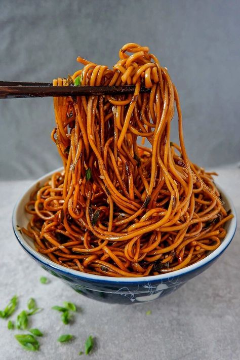 Tasty Noodles Recipe, Vegan Noodles Recipes, Scallion Oil, Oil Noodles, Scallions Recipes, Noodle Restaurant, Vegan Fried Chicken, Vegan Noodles, Wheat Noodles