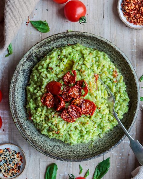 Pesto Risotto Recipes, Quick Risotto Recipe, Risotto Pesto, Vege Meals, Pesto Risotto, Poached Eggs Recipe, Cannellini Beans Recipes, Nyc Dinner, Vegetarian Risotto