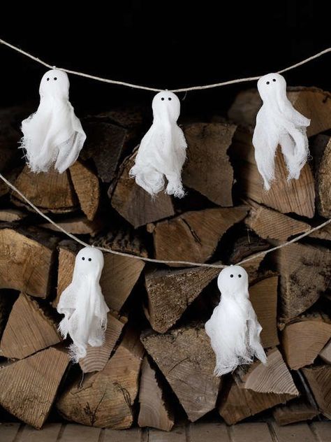 halloween ghosts crafts Halloween Ghost Craft, Garland Fireplace, Ghost Garland, Fall Garlands, Halloween Girlande, Ghost Crafts, Minimalist Halloween, Ghost Diy, Ghosts Halloween