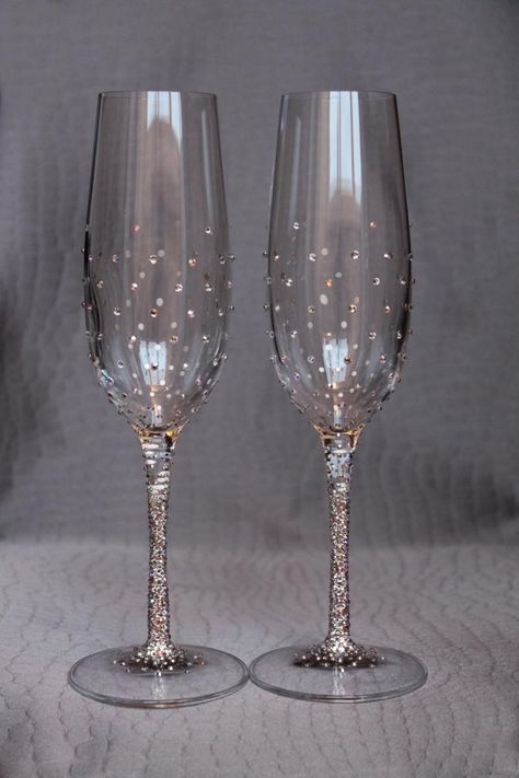 Champagne Glasses Decorated, Glass Painting Ideas, Glass Decor Ideas, Wedding Toasting Glasses, Wedding Wine Glasses, Wedding Champagne Glasses, Decorated Wine Glasses, Wedding Flutes, Wine Glass Crafts