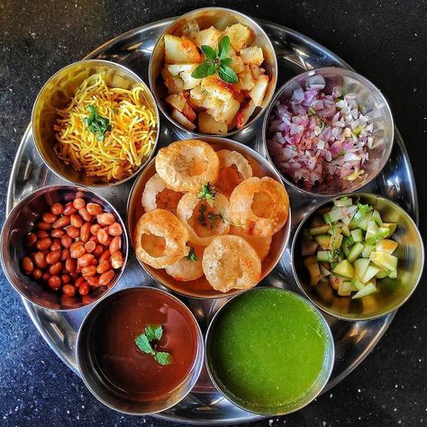 Easy Corn Recipes, Wedding Food Display, Indian Food Photography, Food Photography Dessert, Puri Recipes, Indian Appetizers, Pani Puri, Soul Food Dinner, Food Experience