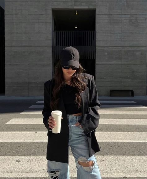 Street Poses Aesthetic, Street Style Poses Inspiration, Oversize Long Sleeve Outfit, Casual Photoshoot Outfits, Street Style Photoshoot Ideas, Classy Sporty Outfits, Photoshoot Ideas Street, Black Cap Outfit, Street Photoshoot Ideas