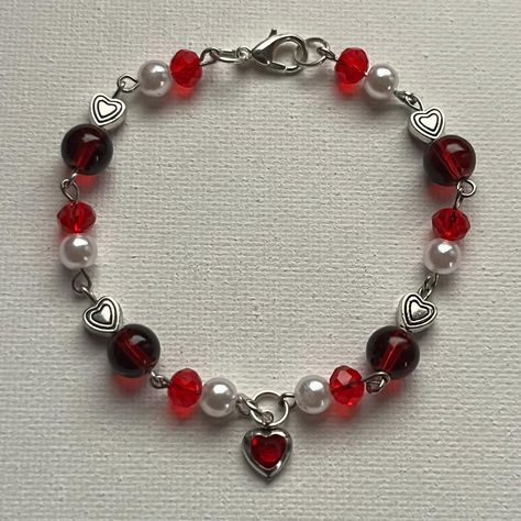 Heart Bracelet Handmade, Red Charm Bracelet, Handmade Red Charm Bracelet, Homemade Charm Bracelets, Red Beads Bracelet, Bracelet Ideas Words, Red Bracelet Ideas, Heart Jewelry Diy, Handmade Bracelets Ideas