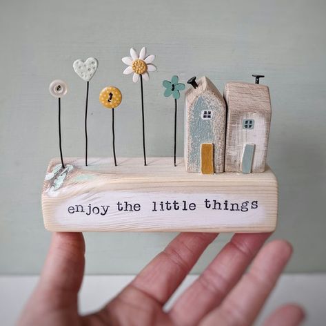 Wooden Homes, Little Wooden Houses, Scrap Wood Crafts, Wooden Houses, Driftwood Crafts, Enjoy The Little Things, Cadeau Diy, Doors And Windows, Clay Flowers