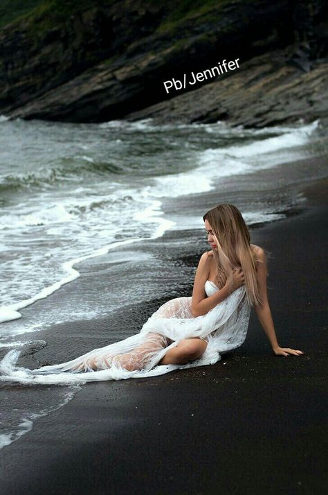 Lake Photoshoot, Bouidor Photography, Water Shoot, Photographie Portrait Inspiration, Beach Photography Poses, Beach Shoot, Beach Portraits, Water Photography, Portrait Photography Poses