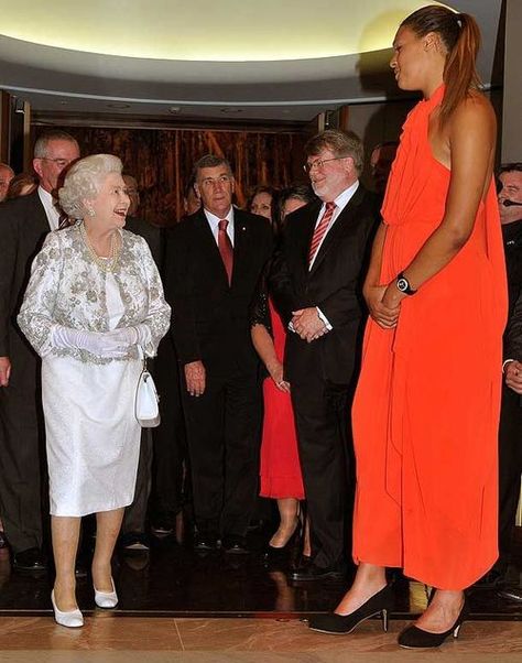 NOT Photoshopped - 6'8" Australian basketball player Liz Cambage meets Queen Elizabeth Nice Clothes For Men, Female Basketball, Royal Monarchy, Giant People, Elisabeth Ii, Tall People, Basketball Player, Tall Girl, Tall Women