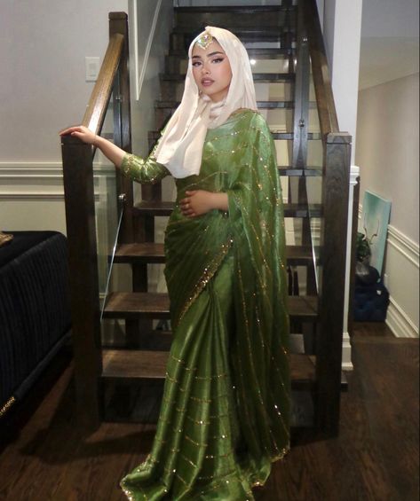 Saree With Head Covered, Saree In Hijab, Desi Muslim Outfit, Pakistani Clothes With Hijab, Desi Hijabi Wedding, Hijabi Desi Wedding Outfits, Desi Fits With Hijab, Desi Clothes With Hijab, Hijabi Saree Aesthetic