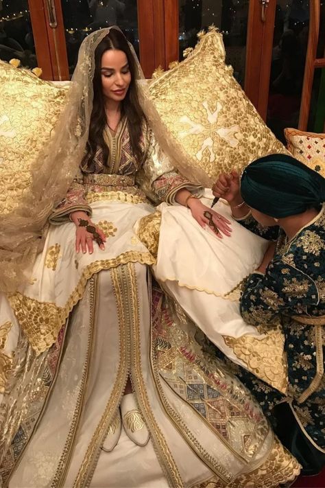 On henna night, the Moroccan bride usually wears a super creamy white or green kaftan surrounded by her family and friends . She's getting ready for her wedding night. #wedding#bride#enjoy Moroccan Henna Party, Henna Party Dress, Henna Day, Traditional Moroccan Wedding, Moroccan Wedding Theme, Moroccan Wedding Dress, Kaftan Wedding, Arabic Wedding Dresses, Egyptian Wedding