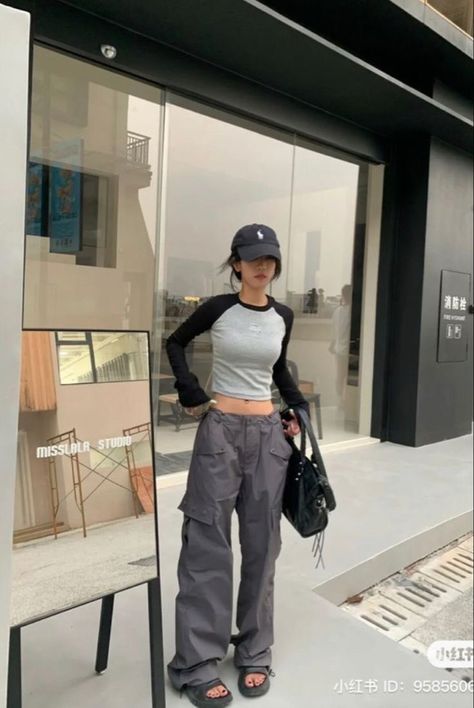 Outfit Inspo Korean Style, Outfit For Airplane Travel, Outfit Inspo Korean, Urban Fashion Style, Overalls For Men, American Street, Swaggy Outfits, 가을 패션, Casual Trousers