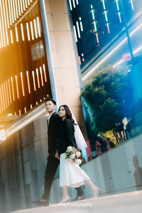 Prewedding City Light Jakarta, City Prewedding, Prewed Photoshoot, Pre Wedding Photoshoot Theme, Night Street Photography, Prenup Shoot, Pose Prewedding, Prenup Ideas, Couple Shooting