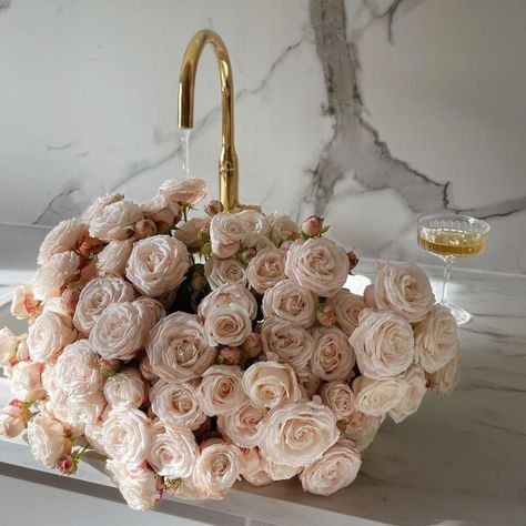 Valentine Flowers, Rose Delivery, Flowers Bouquet Gift, Smell The Roses, Flower Therapy, Luxury Flowers, Flowers Arrangements, Beige Aesthetic, Flower Bouquets